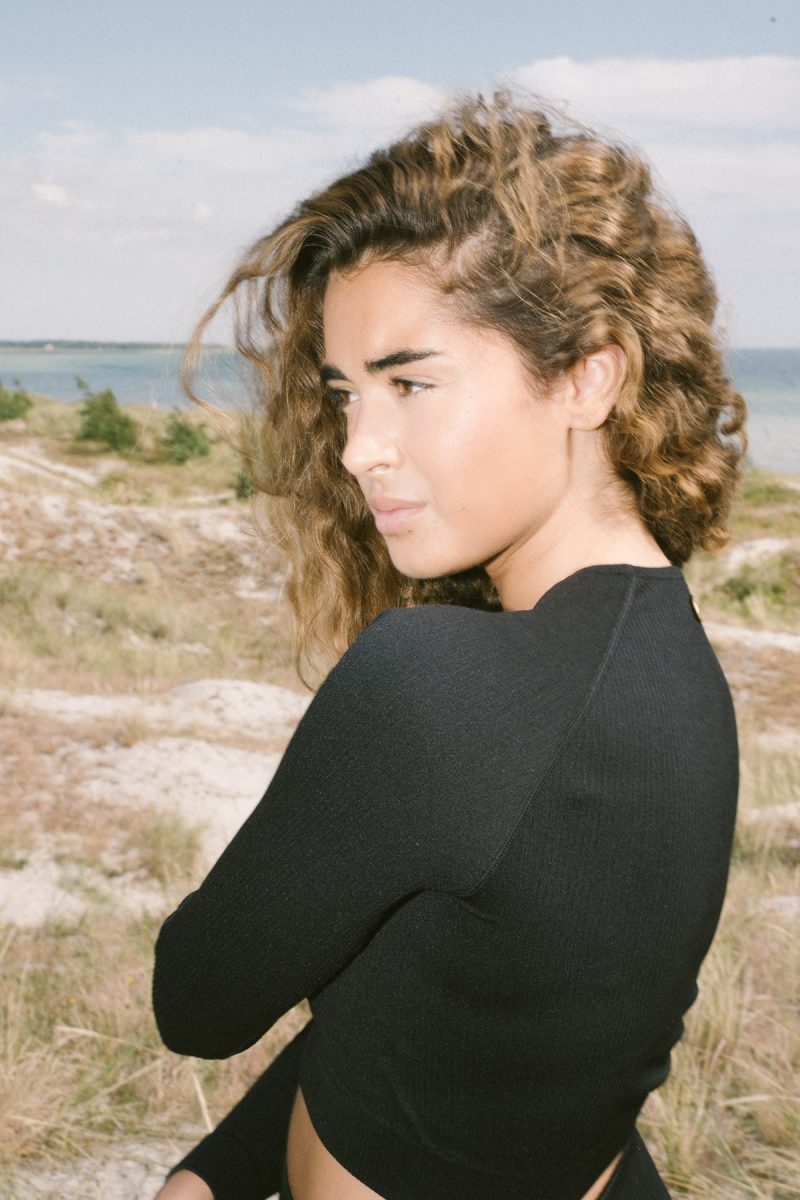 Pomme_Elsa_Riding_Top_Seamless_Crop_Black_1