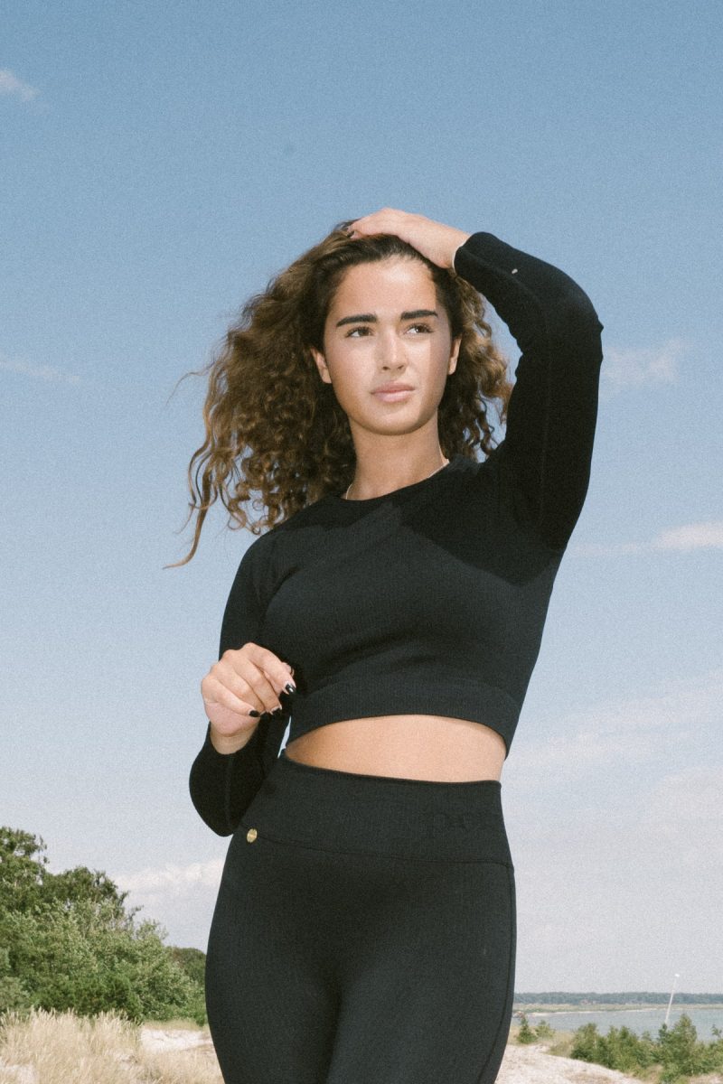 Pomme_Elsa_Riding_Top_Seamless_Crop_Black_2