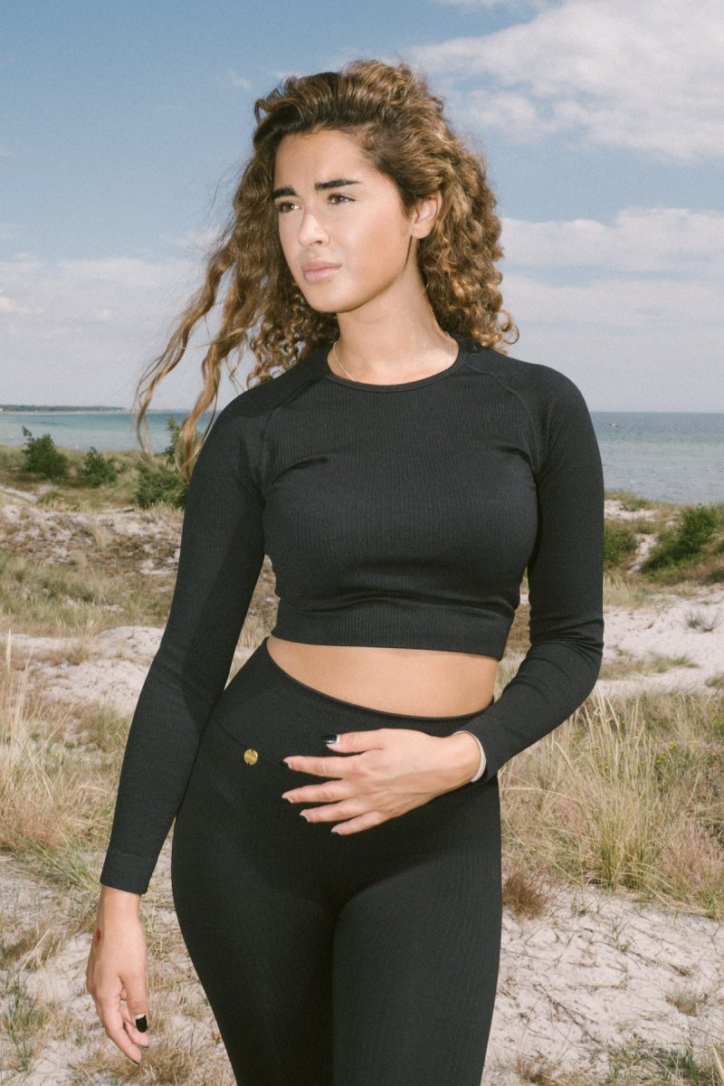 Pomme_Elsa_Riding_Top_Seamless_Crop_Black_8